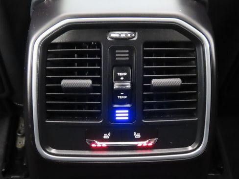 Certified 2022 Porsche Macan AWD/4WD image 32