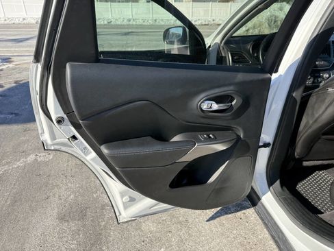 Used 2019 Jeep Cherokee Latitude Plus w/ Cold Weather Group image 18