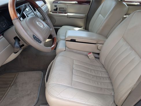 Used 2003 Lincoln Town Car Signature RWD image 12
