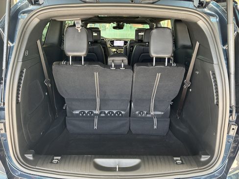 Certified 2025 Chrysler Pacifica Select w/ Uconnect Theater Family Group FWD image 11