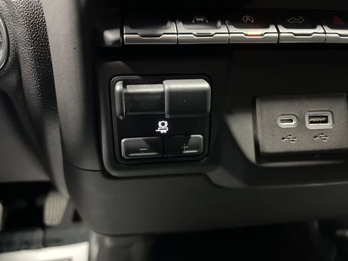 Used 2023 Chevrolet Silverado 1500 Custom image 31