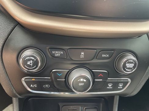 Used 2015 Jeep Cherokee Latitude image 17