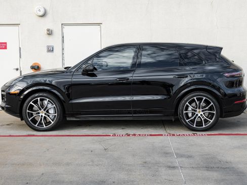 Used 2019 Porsche Cayenne Turbo image 11