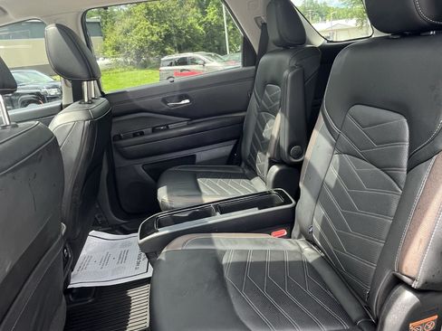 Used 2024 Nissan Pathfinder Platinum w/ Lighting Package (N93) AWD/4WD image 14