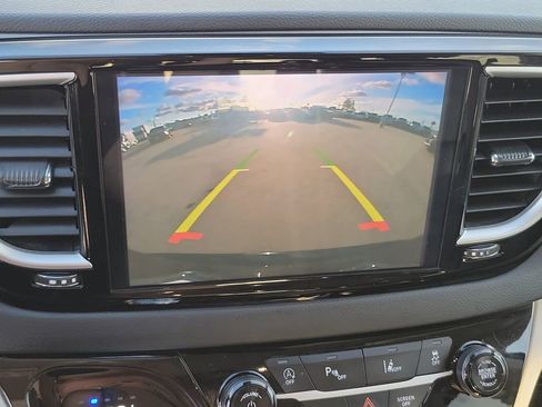 Used 2023 Chrysler Pacifica Touring-L image 9