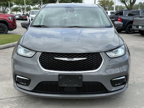 Used 2023 Chrysler Pacifica Touring-L FWD image 12