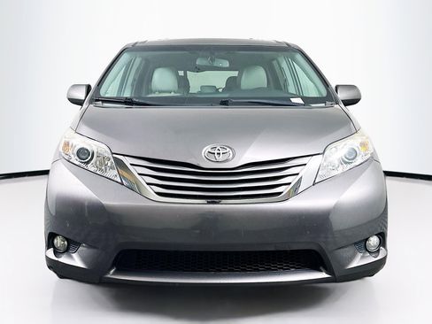 Used 2015 Toyota Sienna XLE FWD image 2