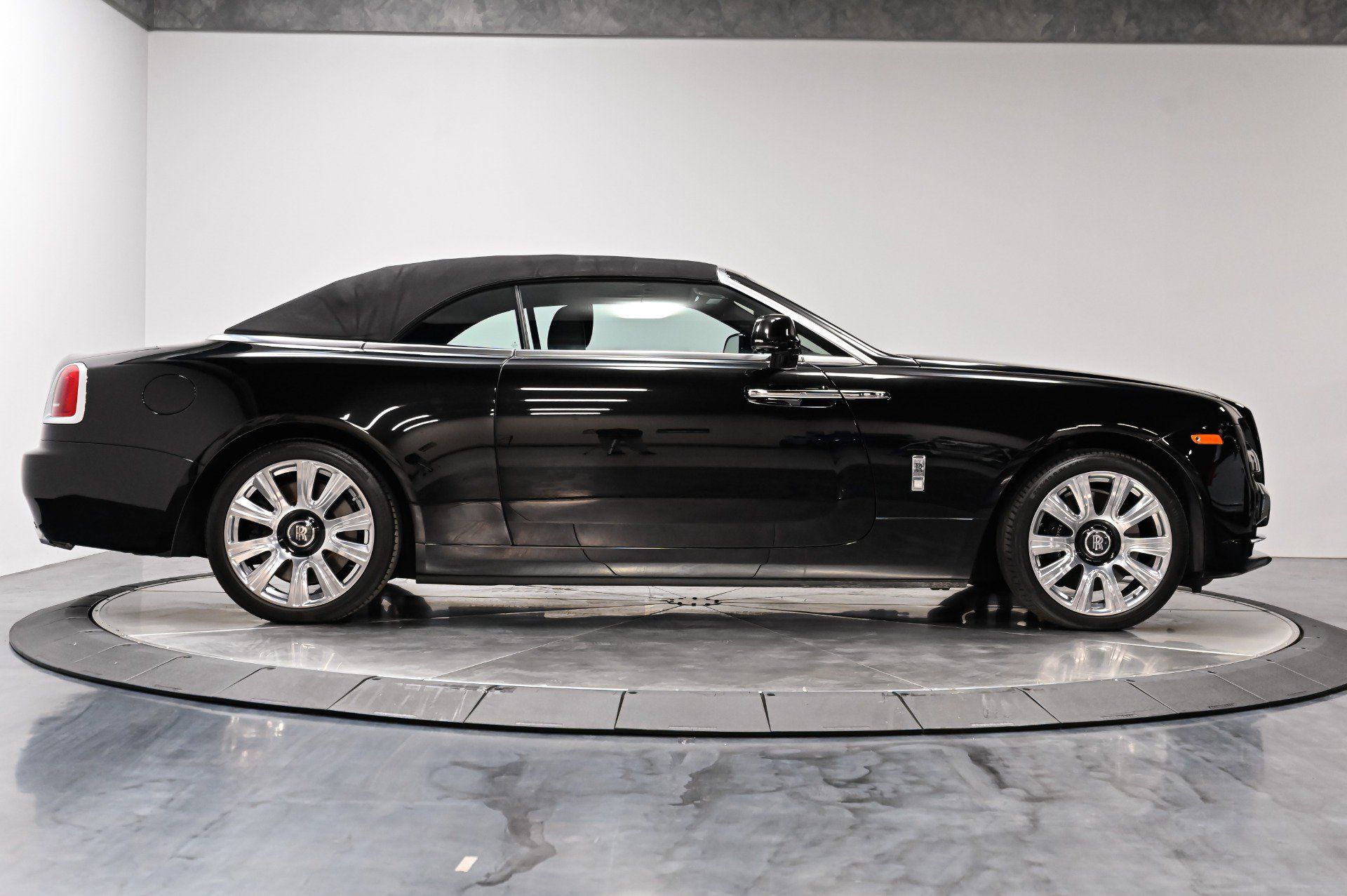 Used 2017 Rolls-Royce Dawn RWD image 27