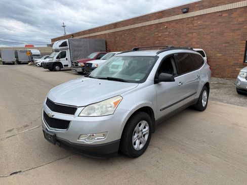 Used 2009 Chevrolet Traverse LS FWD image 1