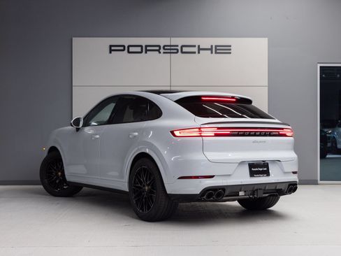 Certified 2026 Porsche Cayenne Coupe AWD/4WD image 3