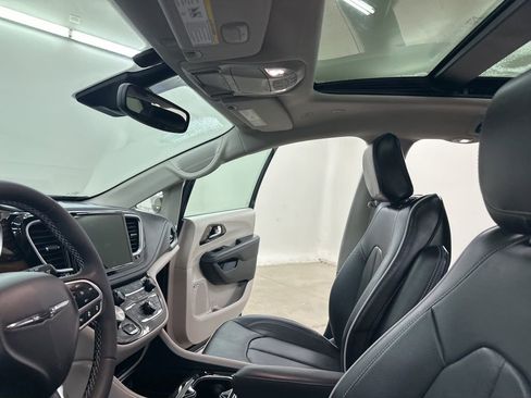 Used 2022 Chrysler Pacifica Limited image 31