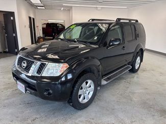 Used 2010 Nissan Pathfinder SE video 4