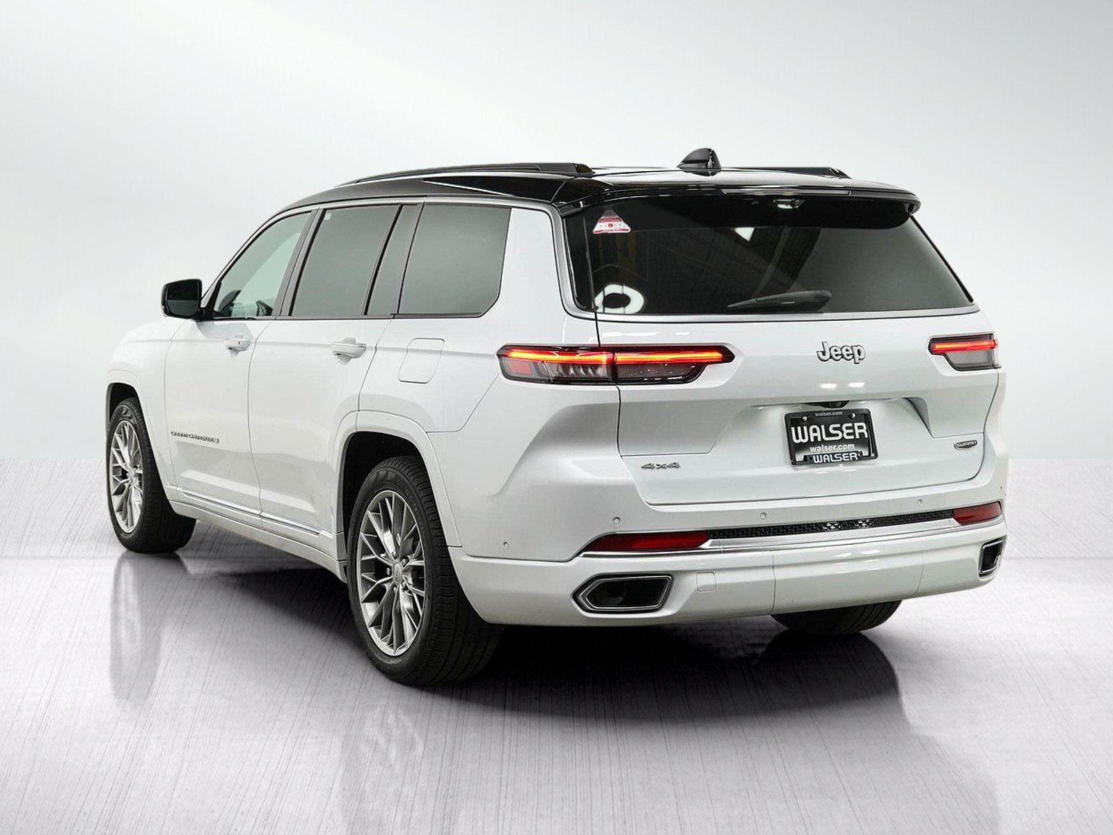 Used 2024 Jeep Grand Cherokee L Summit w/ Advanced Protech Group IV AWD/4WD image 3