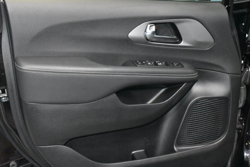 Used 2025 Chrysler Voyager LX FWD image 4