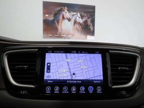 Used 2017 Chrysler Pacifica Touring-L FWD image 20