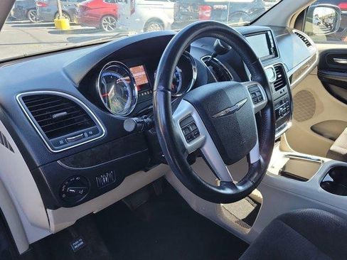 Used 2014 Chrysler Town & Country Touring image 21