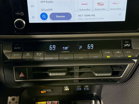 Used 2025 Toyota Camry SE image 16