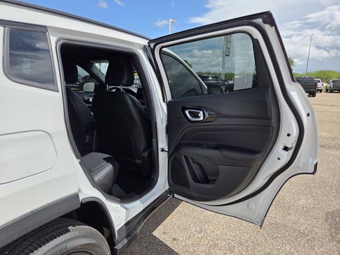 New 2026 Jeep Compass Latitude image 16