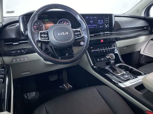 Used 2022 Kia Carnival EX image 2