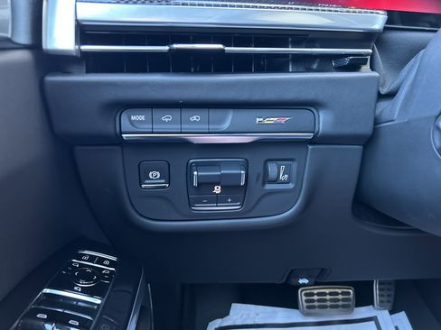 Certified 2025 Cadillac Escalade V w/ LPO, ONYX Package AWD/4WD image 29