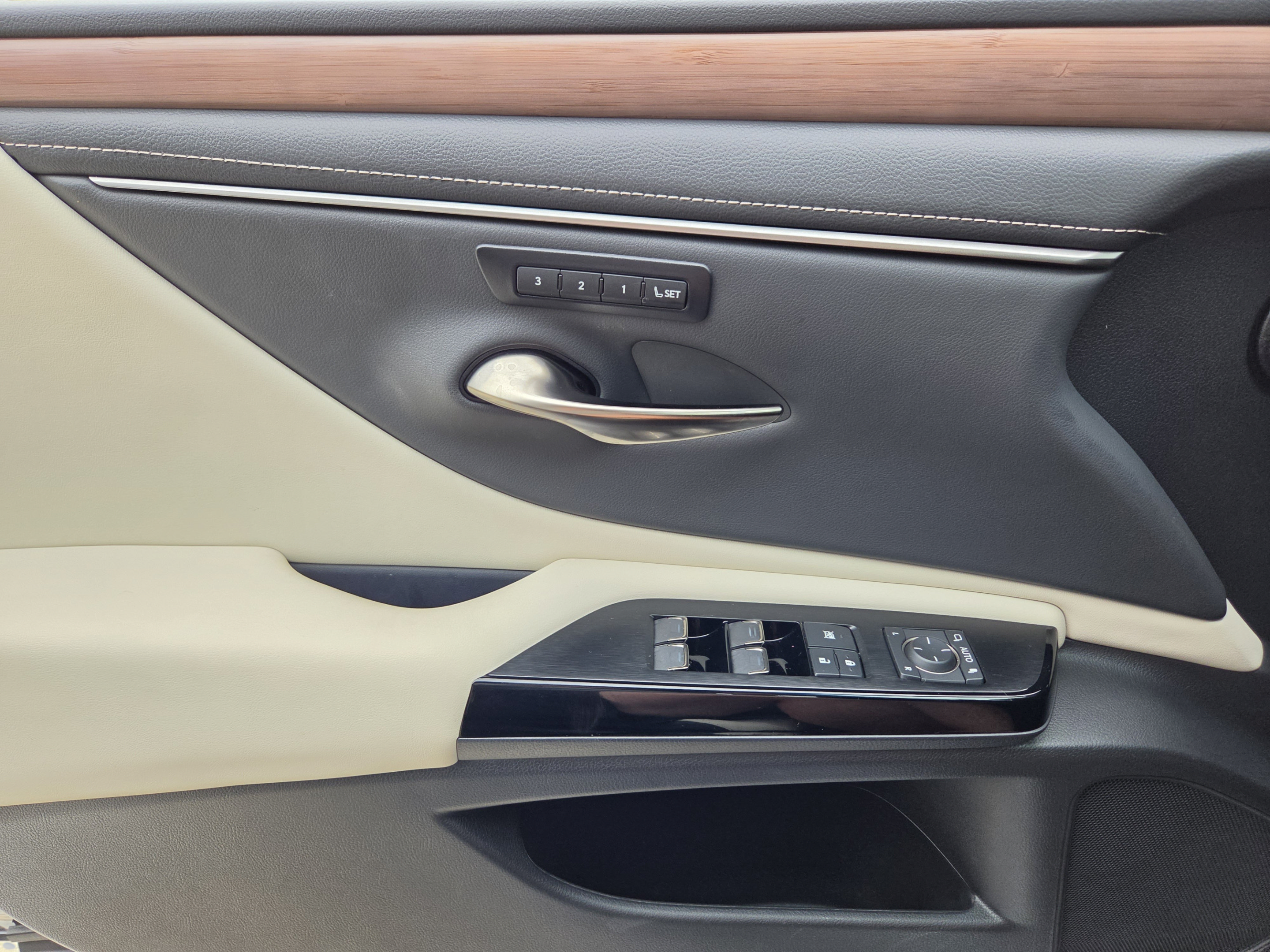 Used 2024 Lexus ES 350 w/ Premium Package FWD image 21