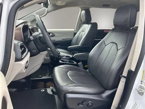 Used 2023 Chrysler Voyager LX FWD image 12