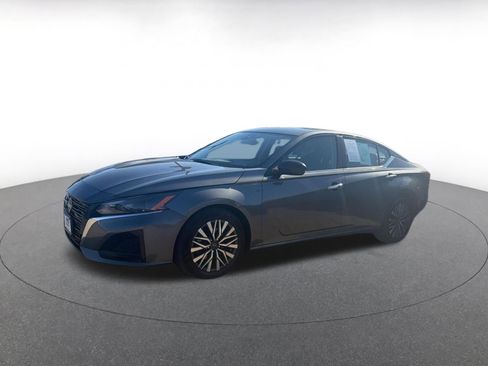 Used 2024 Nissan Altima 2.5 SV FWD image 3
