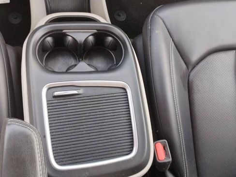 Used 2023 Chrysler Pacifica Touring-L FWD image 32