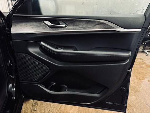 Certified 2025 Jeep Grand Cherokee Limited image 14