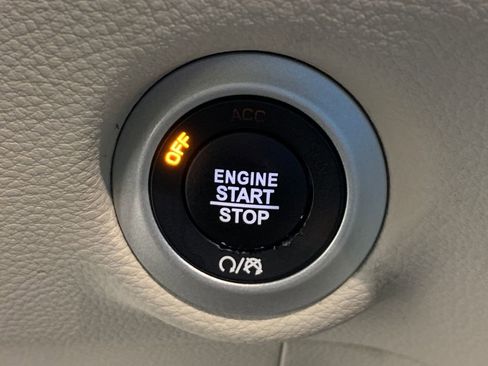 Used 2020 Chrysler Pacifica Limited w/ Tire & Wheel Group image 17