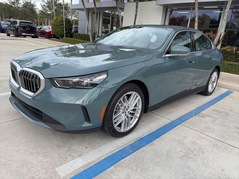 Certified 2025 BMW 530i w/ Premium Package image 3