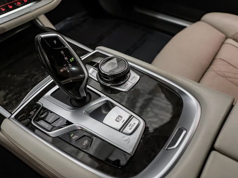Used 2018 BMW 750i image 26