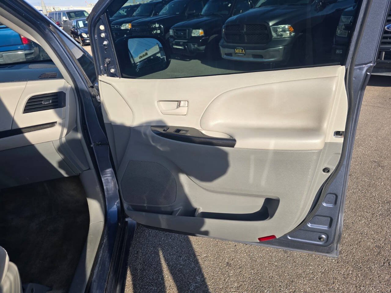 Used 2014 Toyota Sienna LE FWD image 36