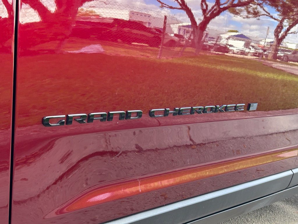 Certified 2025 Jeep Grand Cherokee Limited w/ Black Appearance Package RWD image 35