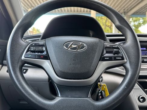 Used 2017 Hyundai Elantra SE image 19