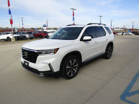Used 2023 Honda Pilot Touring image 1