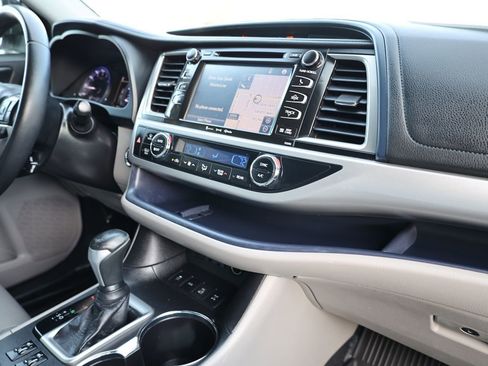 Used 2019 Toyota Highlander XLE image 20