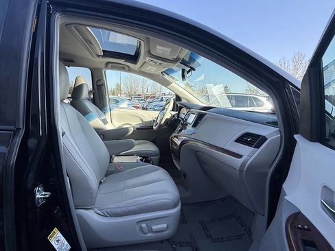 Used 2013 Toyota Sienna XLE image 22