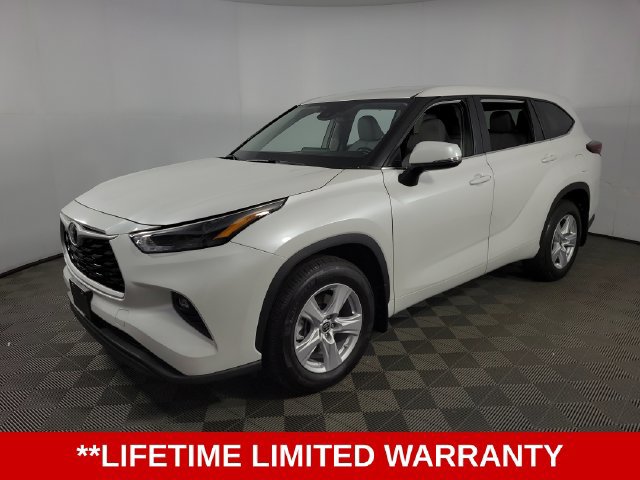 Used 2024 Toyota Highlander LE FWD image 3