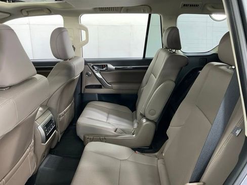 Used 2023 Lexus GX 460 Premium w/ Accessory Package AWD/4WD image 31