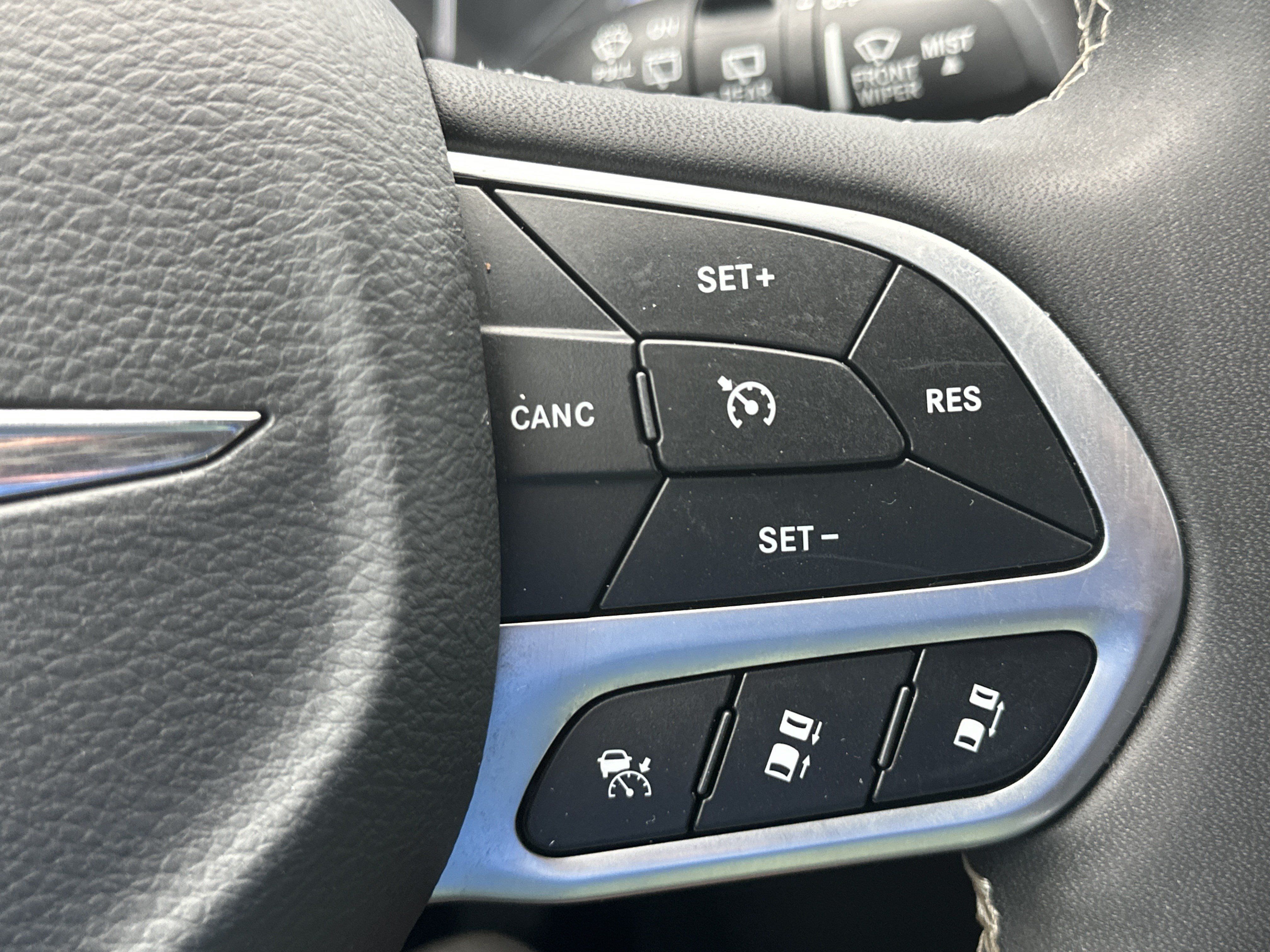 Used 2025 Chrysler Pacifica Select FWD image 25