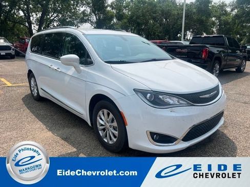 Used 2018 Chrysler Pacifica Touring-L FWD image 1