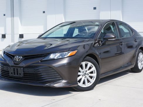 Used 2019 Toyota Camry LE w/ Convenience Package image 5