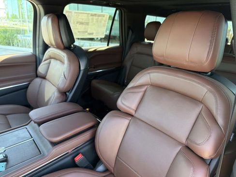 New 2026 Lincoln Navigator Reserve AWD/4WD image 12