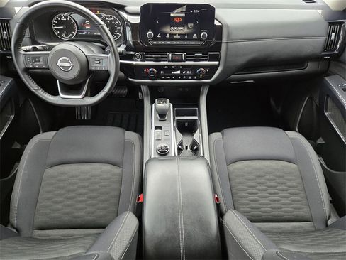 Used 2024 Nissan Pathfinder SV w/ SV Premium Package image 5