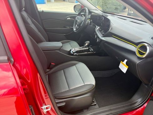 Used 2026 Chevrolet Trax LT w/ LT Convenience Package FWD image 16