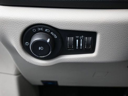 Used 2024 Chrysler Pacifica Touring-L image 22