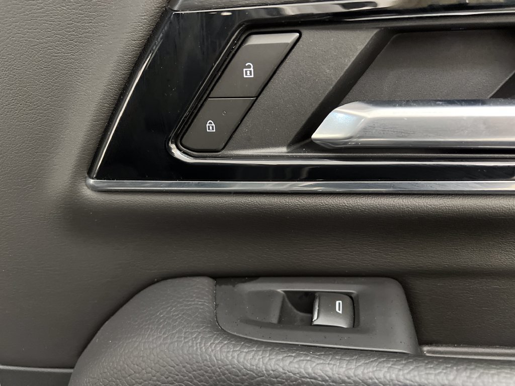 Used 2025 GMC Yukon XL Denali RWD image 26