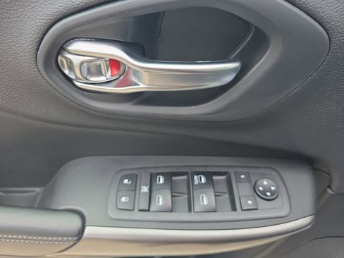 Used 2019 Jeep Cherokee Latitude w/ Popular Appearance Group image 16