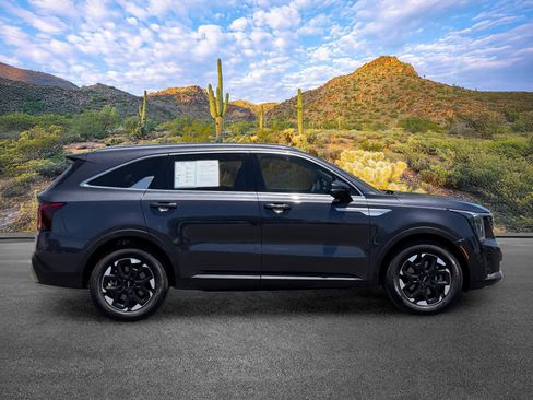 Used 2025 Kia Sorento S w/ Panoramic Sunroof Package FWD image 3